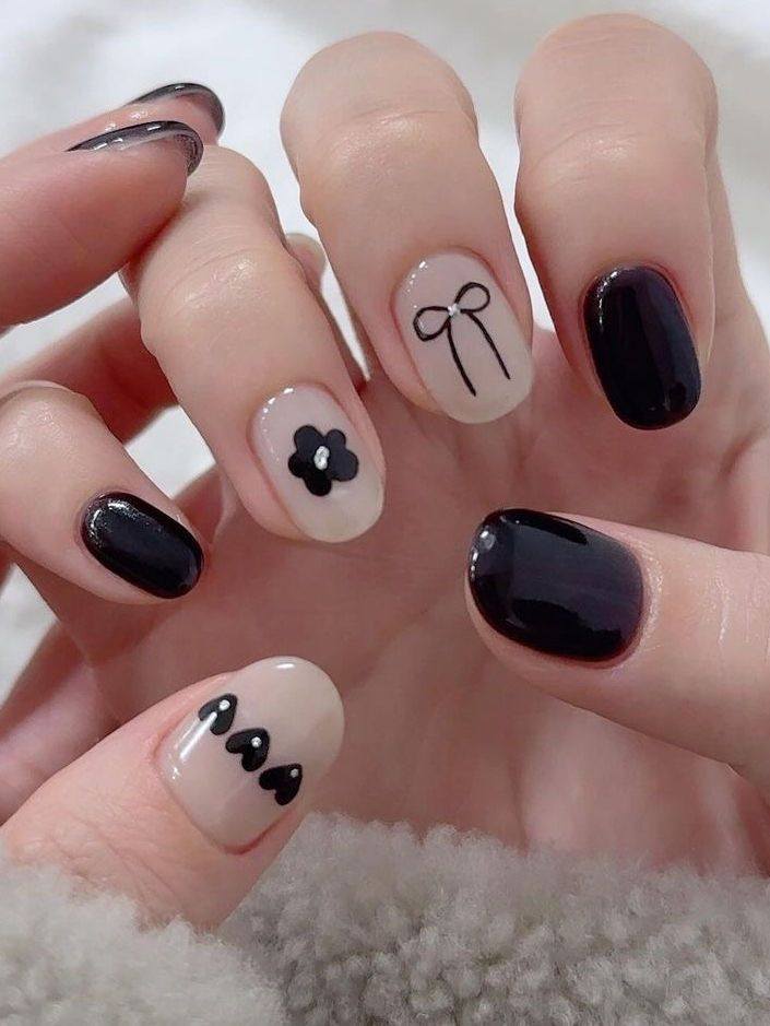 Black Minimal Design Nails