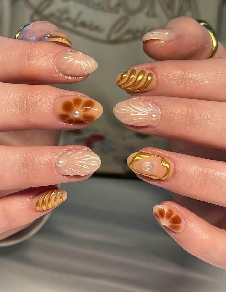3D Pearl & Gold Wave Nails