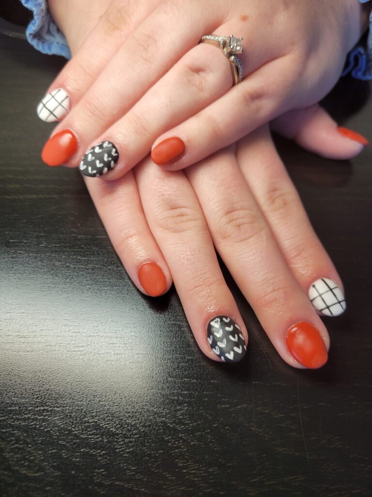 Cute Thanksgiving Nails in Cozy Plaid Style