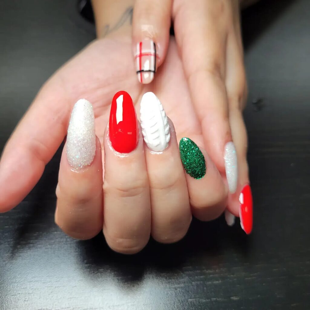 Cute Thanksgiving Nails in Festive Red and Green