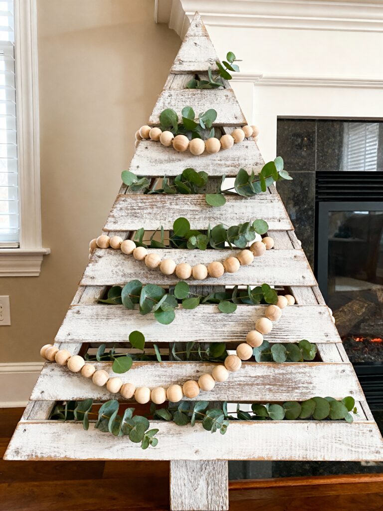Whitewashed Pallet Christmas Tree Decor