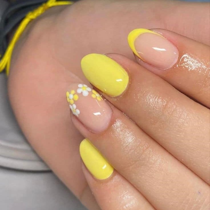 Daisy Accent Yellow Nails