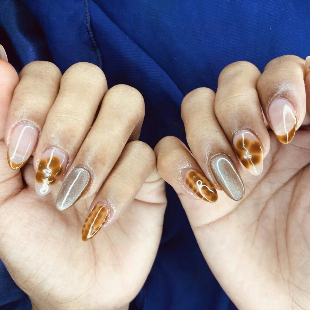 Warm Caramel Swirl Nails