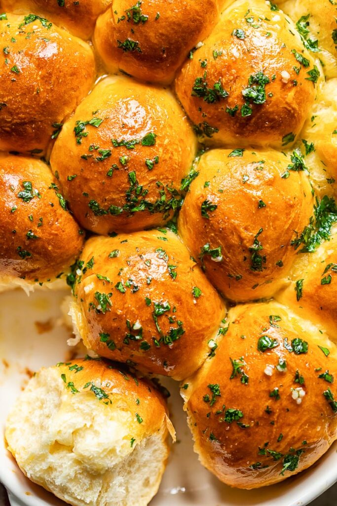 Garlic-Butter-Dinner-Rolls